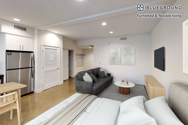 7400 Center Ave in Huntington Beach, CA - Foto de edificio - Building Photo