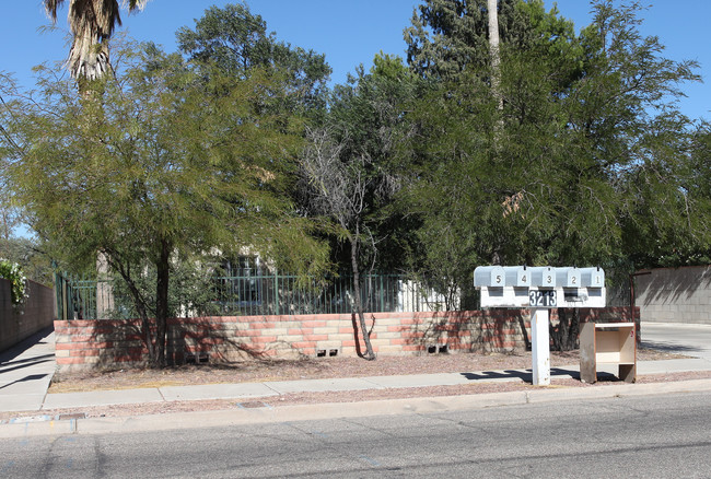 3213 E Blacklidge Dr in Tucson, AZ - Foto de edificio - Building Photo