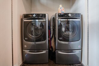 400 E Main St in Louisville, KY - Building Photo - Building Photo