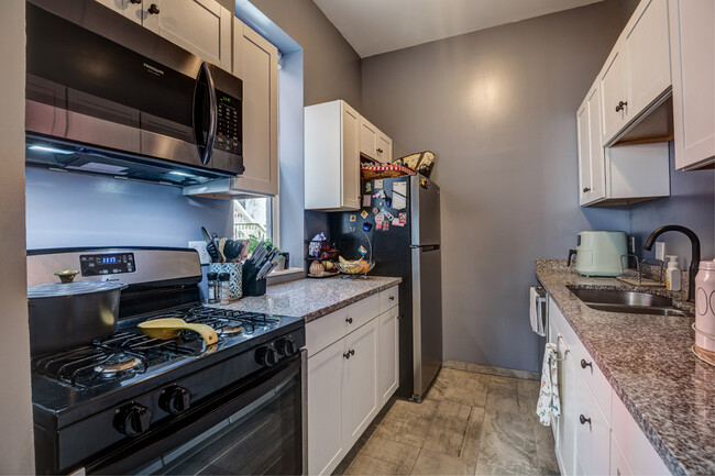 844 Oak St, Unit 2 in Cincinnati, OH - Building Photo - Building Photo