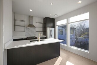 1708 Perez St in Austin, TX - Foto de edificio - Building Photo