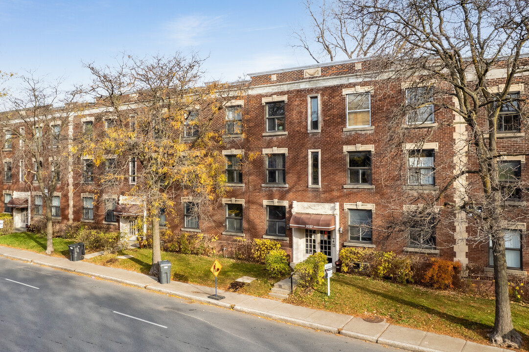2037 Décarie Boul in Montréal, QC - Building Photo