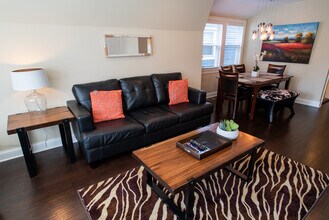 3538 N Hoyne Ave, Unit 2F in Chicago, IL - Building Photo - Building Photo