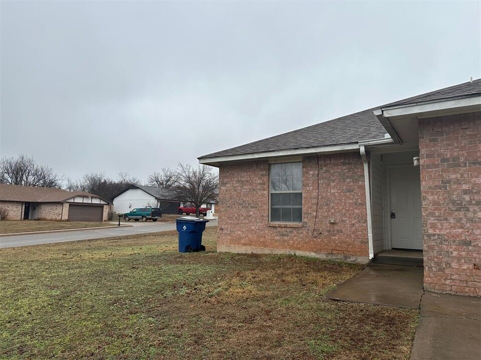 1024 Pinebrook Dr in Guthrie, OK - Building Photo