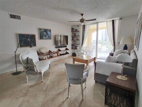 19877 E Country Club Dr in Miami, FL - Building Photo - Building Photo