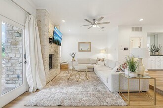 2201 Lakeway Blvd in Lakeway, TX - Building Photo - Building Photo