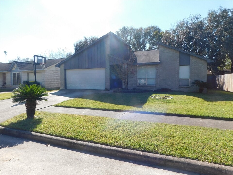3014 Windemere Dr in Pearland, TX - Building Photo