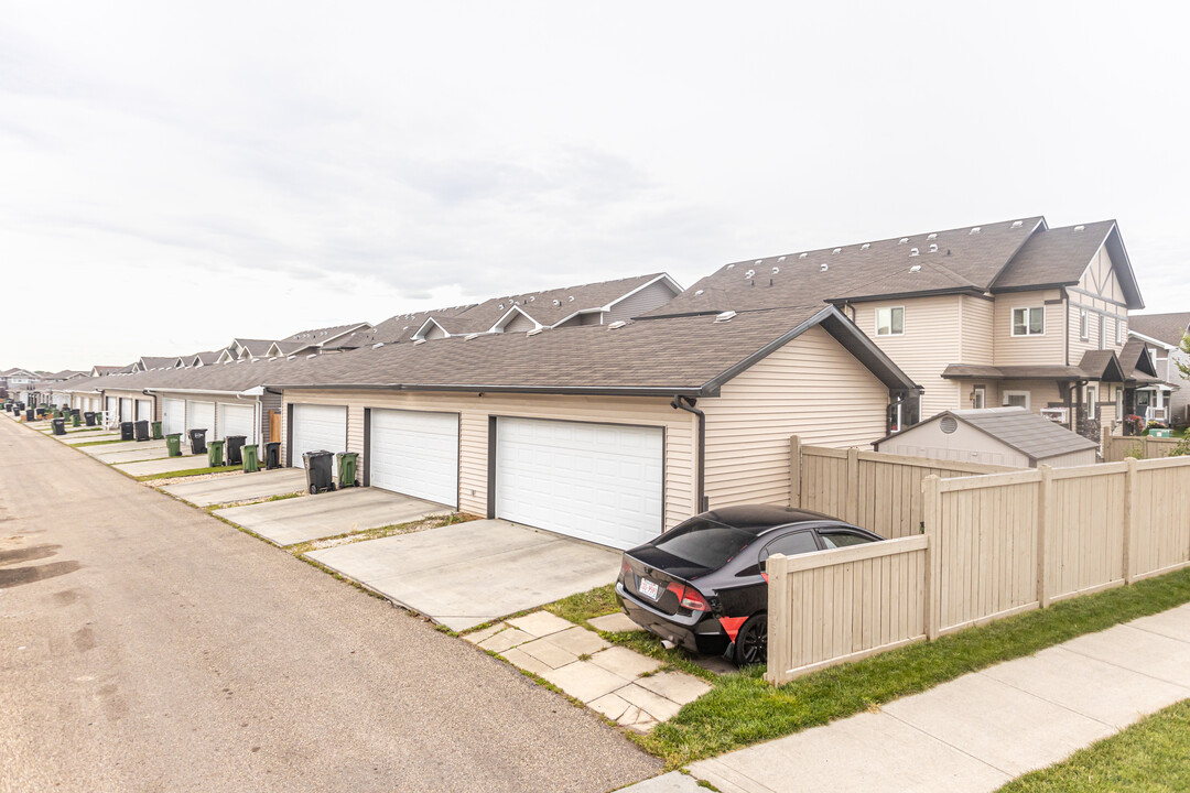 7335 Edgemont Way NW in Edmonton, AB - Building Photo