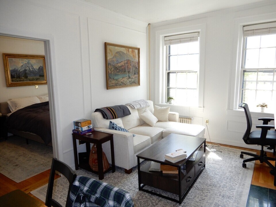 87 W Cedar St in Boston, MA - Building Photo