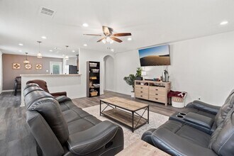 153 Proclamation Ave in Liberty Hill, TX - Foto de edificio - Building Photo