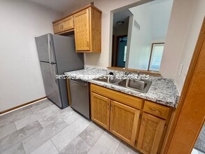 228 SW Chartwell Cir in Lee's Summit, MO - Building Photo - Building Photo