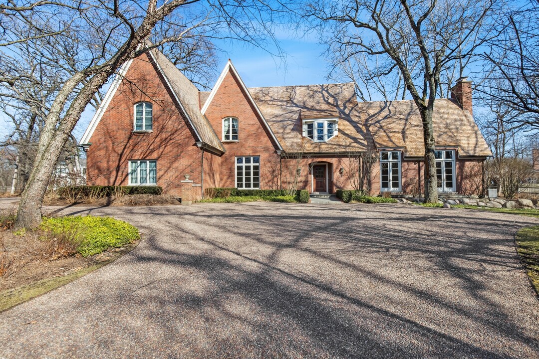 15 Stone Gate Rd in Lake Forest, IL - Building Photo