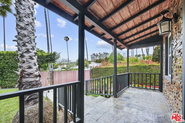 1126 S Bundy Dr in Los Angeles, CA - Building Photo - Building Photo