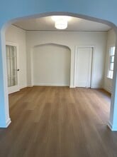 129 1/2 N Kenmore Ave, Unit 129 half in Los Angeles, CA - Foto de edificio - Building Photo