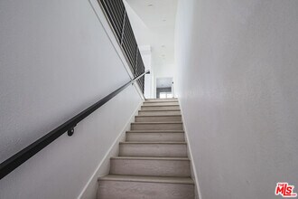 11810 1/2 Gilmore St in Los Angeles, CA - Building Photo - Building Photo