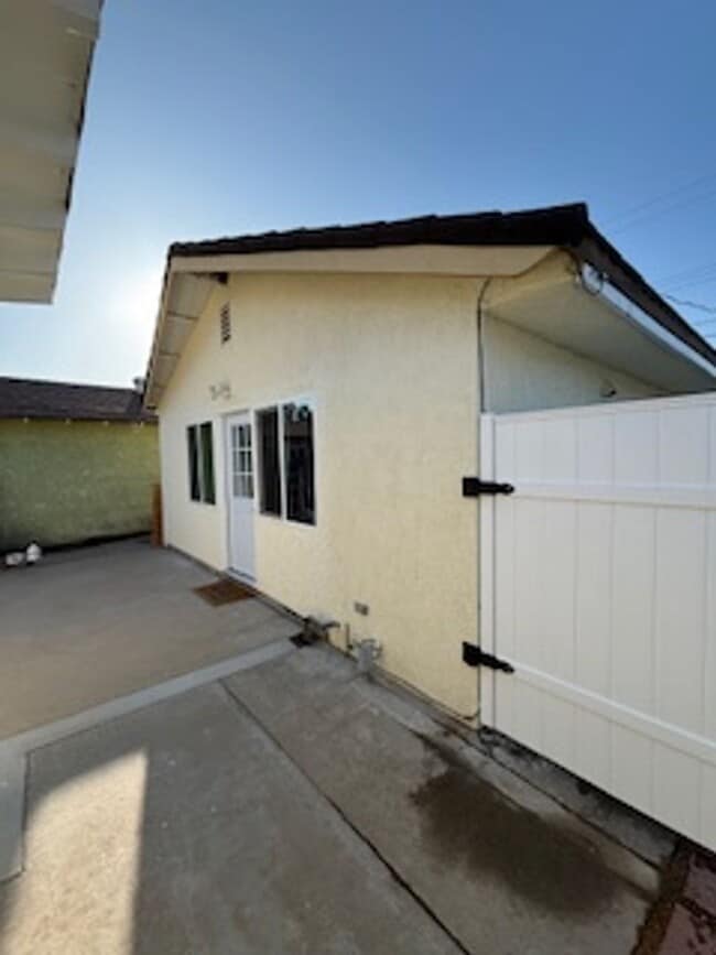 property at 1641 W Buena Vista Ave
