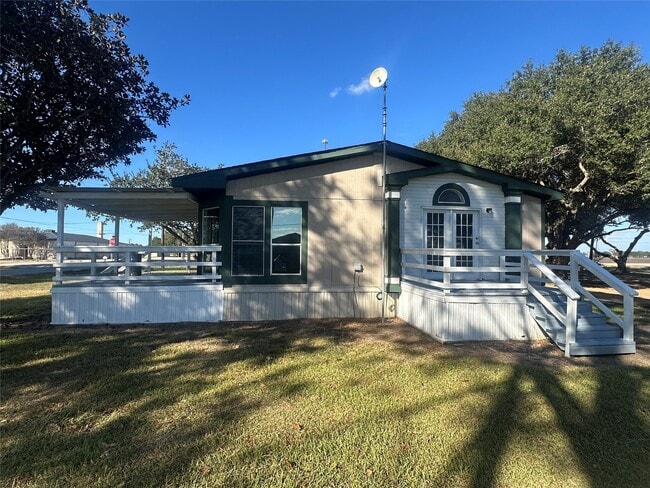 536 Sabine St in Wallis, TX - Building Photo - Building Photo