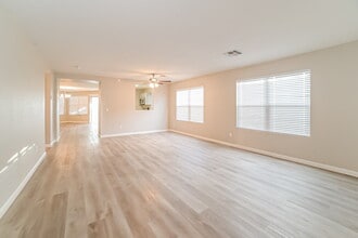 7929 W Caron Dr in Peoria, AZ - Foto de edificio - Building Photo