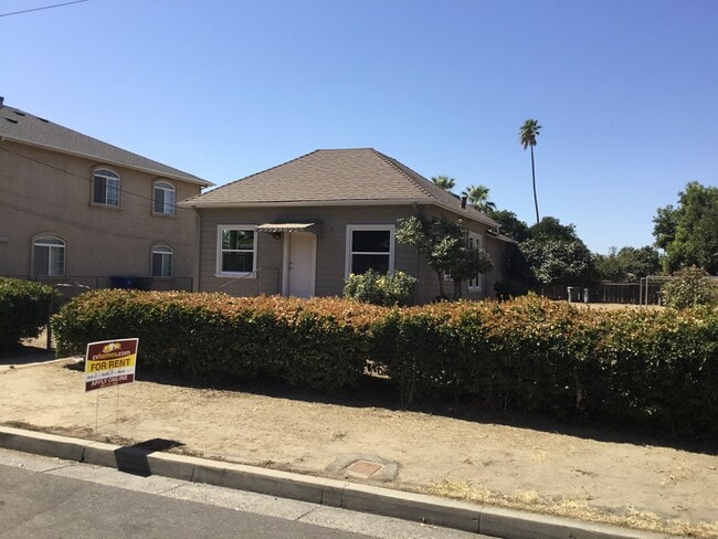 1207 Sanger Ave in Sanger, CA - Building Photo - Building Photo