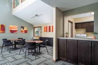 Shadow Green Apartments in Eden Prairie, MN - Building Photo - Building Photo