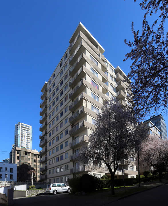 Central Court Apartments in Vancouver, BC - Building Photo