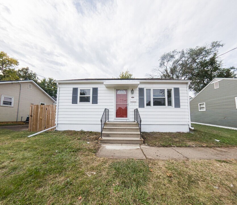 2100 61st St in Des Moines, IA - Building Photo