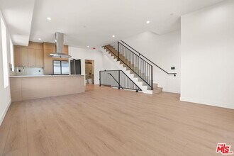 2133 S Longwood Ave in Los Angeles, CA - Building Photo - Building Photo
