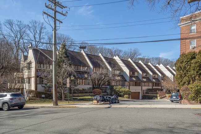 99 Clent Rd in Great Neck, NY - Building Photo - Building Photo