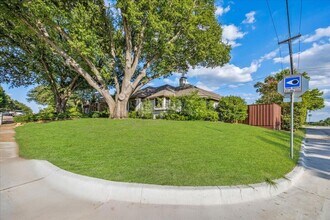 2000 E Branch Hollow Dr in Carrollton, TX - Building Photo - Building Photo