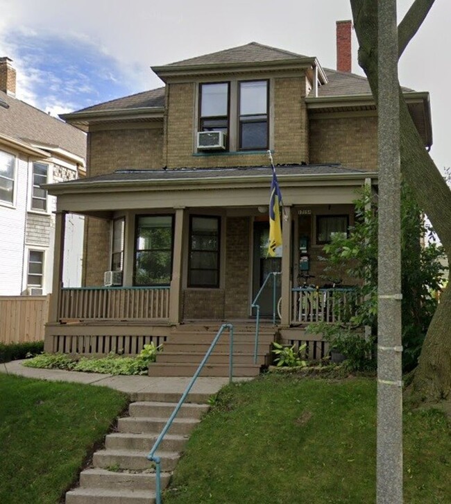 1715 E Riverside Pl in Milwaukee, WI - Foto de edificio - Building Photo