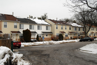 Colonial Square Townhouses in Edison, NJ - Building Photo - Building Photo