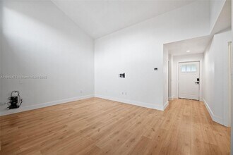 6633 NW 179th Terrace in Hialeah, FL - Building Photo - Building Photo