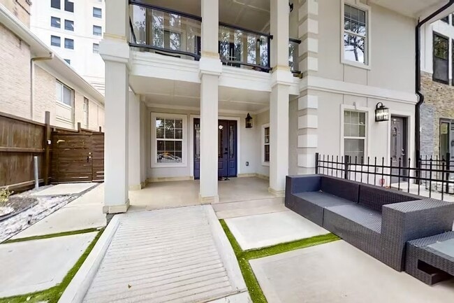 6325 Riverview Way in Houston, TX - Foto de edificio - Building Photo