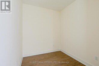 30 Roehampton Ave in Toronto, ON - Building Photo - Building Photo