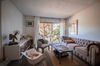 256 S La Fayette Park Pl, Unit 111 in Los Angeles, CA - Building Photo - Building Photo