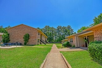 400 Pine Burr Ln in Kilgore, TX - Building Photo - Building Photo