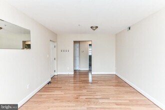 231 N Thomas St in Arlington, VA - Building Photo - Building Photo