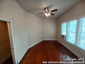 520 Paschal St in San Antonio, TX - Building Photo - Building Photo
