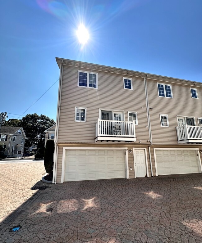 40 Myrtle St, Unit 7 in Waltham, MA - Building Photo - Building Photo