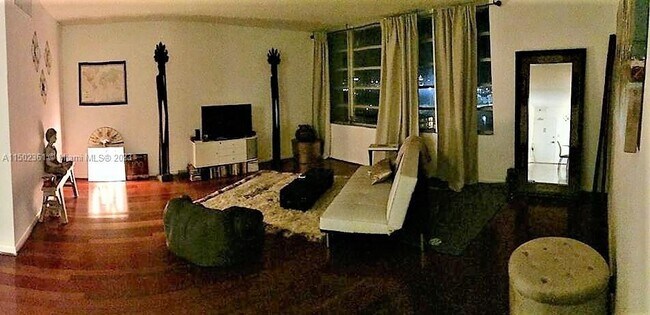 1000 West Ave, Unit 1105 in Miami Beach, FL - Foto de edificio - Building Photo