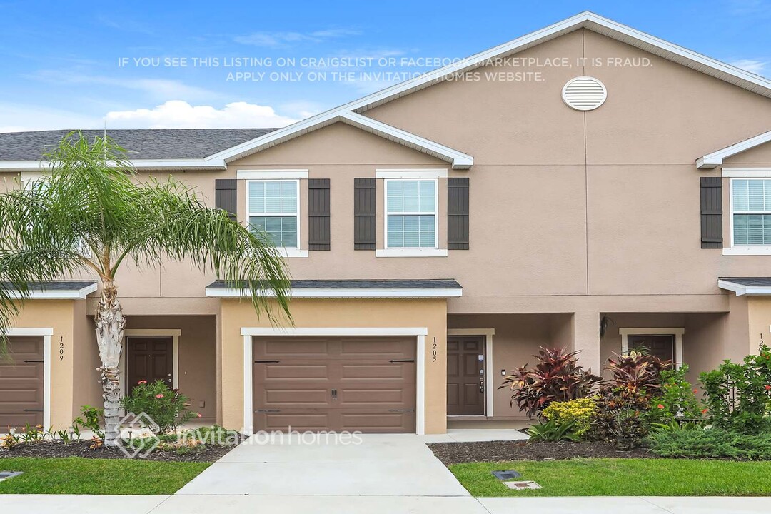 1205 Grantham Dr in Sarasota, FL - Building Photo