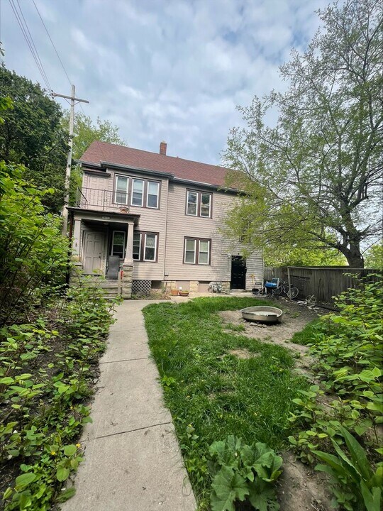 1821 N Pulaski St-Unit -Rear Cottage - Lower in Milwaukee, WI - Building Photo