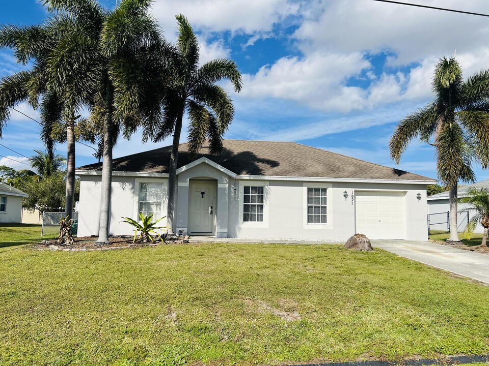 1827 SW Dalmatian Ave in Port St. Lucie, FL - Building Photo