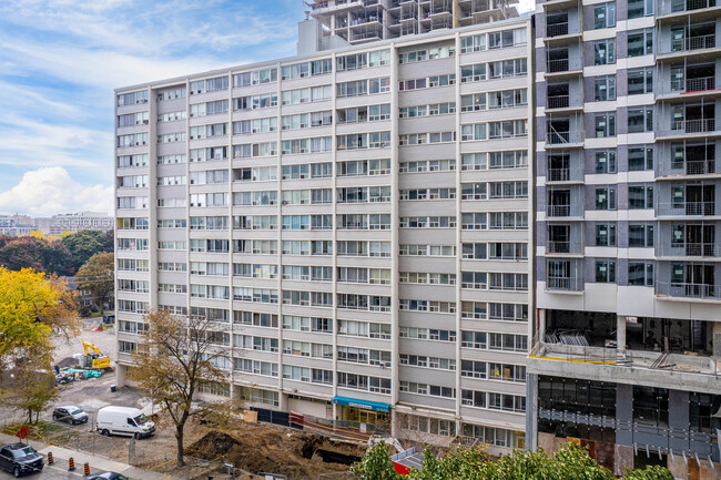 Dunfield and Holly Towers in Toronto, ON - Building Photo - Building Photo