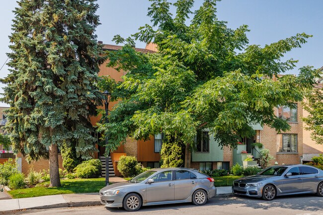 12480 Odette-Oligny Rue in Montréal, QC - Building Photo - Building Photo