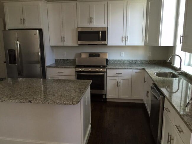 2044 Beacon St, Unit 3 in Waban, MA - Foto de edificio - Building Photo