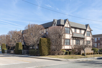 25 Lenox Rd in Rockville Centre, NY - Building Photo - Building Photo