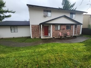 38 NE 143rd Ave in Portland, OR - Foto de edificio - Building Photo