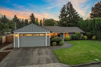 6010 SW Fernbrook Cir in Lake Oswego, OR - Building Photo - Building Photo