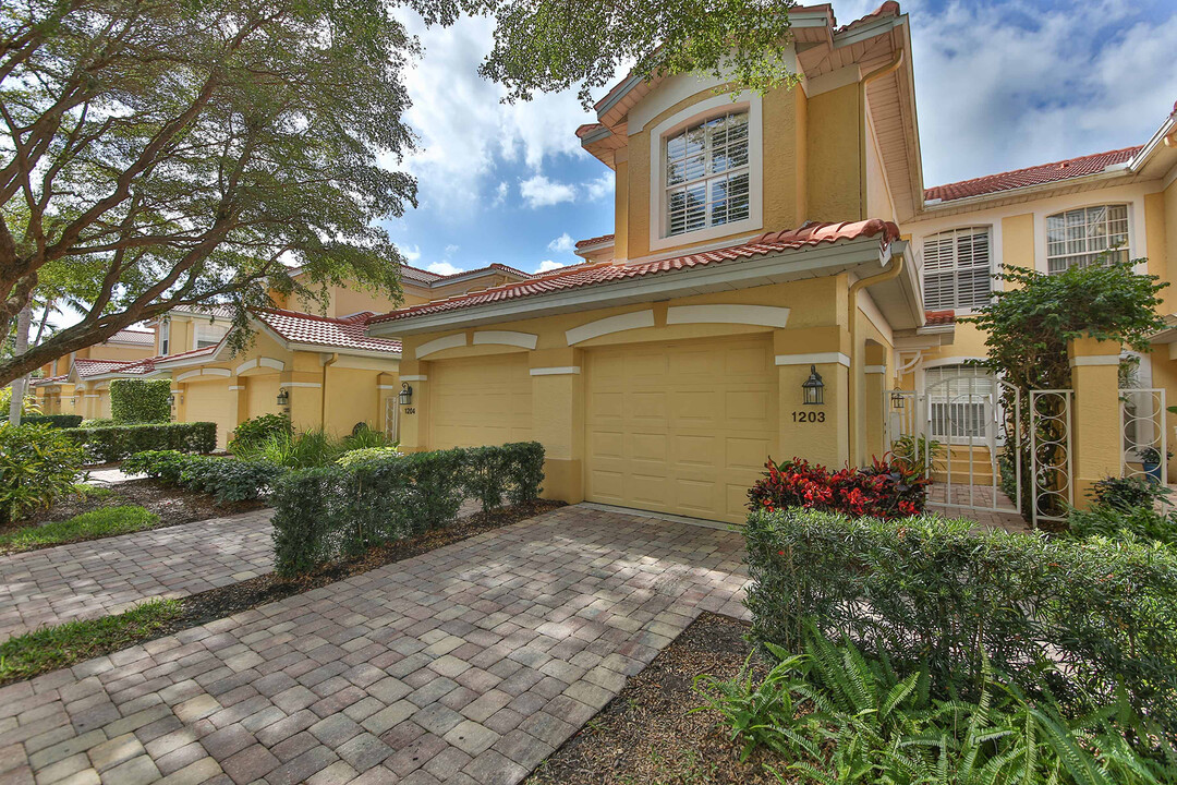 2215 Arielle Dr in Naples, FL - Building Photo